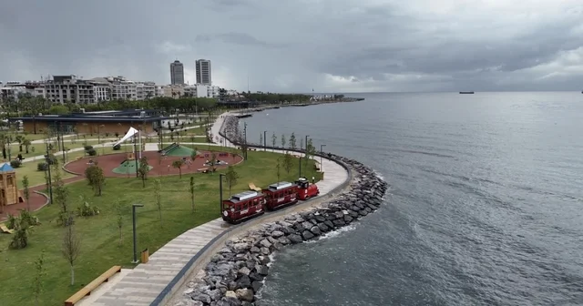 Depremin izlerinin silindiği İskenderun sahili ücretsiz nostaljik trenle şenlendi Hatay Haberleri