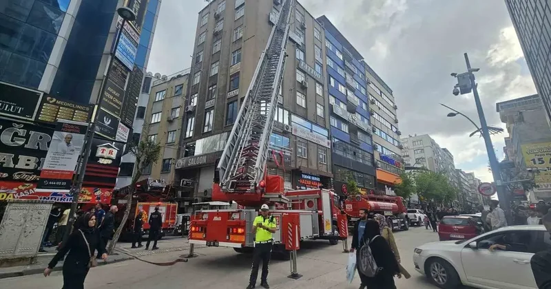 Elazığ da iş merkezinde yangın paniği yaşandı