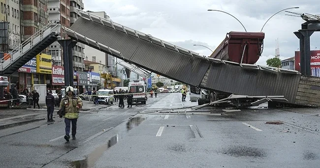 Ankara da feci kaza: Kamyon üst geçide çarptı