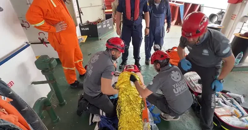 Marmara Denizi’nde gemide yaralanan personel tahliye edildi