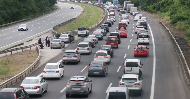İki otoyolun birleştiği Akyazı da trafik durdu: Kilometrelerce uzayan kuyruk havadan görüntülendi VİDEO İZLE