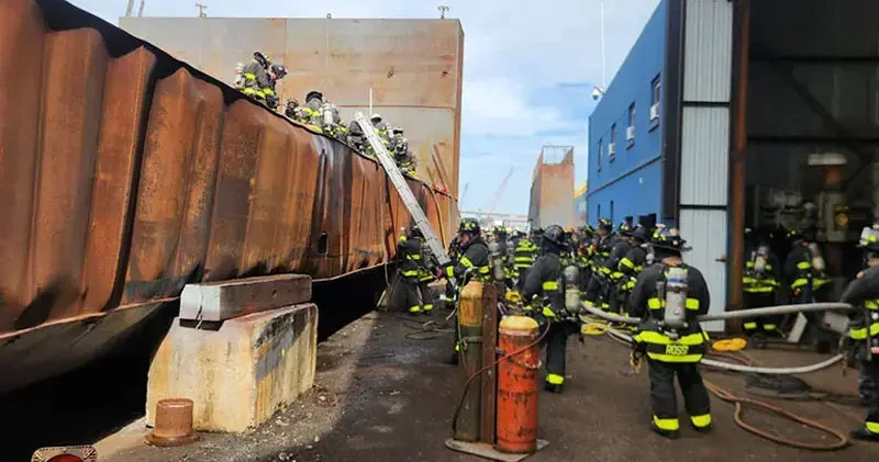 New York ta tersanede patlama: 1 ölü, 36 yaralı