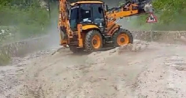 Buldan da etkili şiddetli dolu yolları kapattı Denizli Haberleri