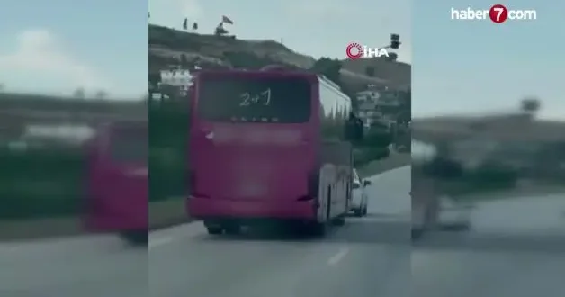 Hatay da kornaya basarak otomobilleri sollayan yolcu otobüsü, manevralarıyla korkuttu