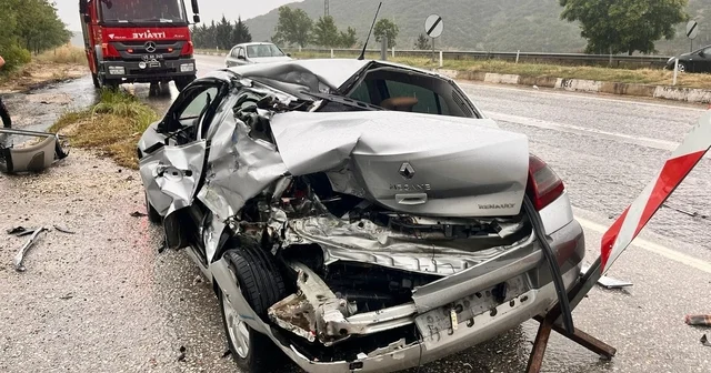 Yol kenarındaki otomobile tır çarpıp kaçtı: 1 yaralı Manisa Haberleri