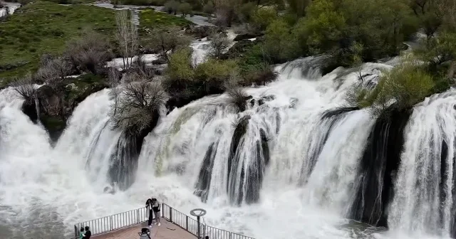 Yağışlar ve eriyen karlar Muradiye Şelalesi’ni coşturdu VİDEO İZLE