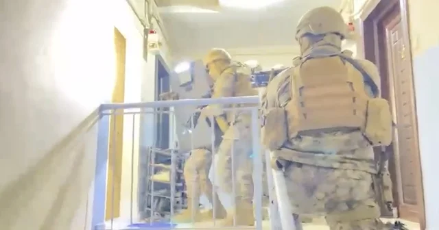İş insanlarına zorla çek imzalattıran şebekeye Organize Polisi nden darbe İş adamlarını ölümle tehdit edip çek imzalattılar Özel Harekat destekli operasyon yapıldı, çete çökertildi Bursa Haberleri