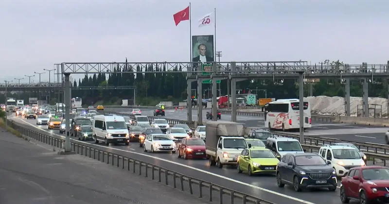 İstanbul da bayram tatili hareketliliği; bazı yollarda trafik yoğunluğu oluştu