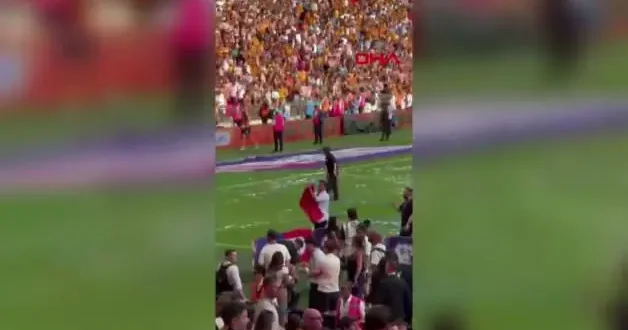 Acun Ilıcalı, Wembley’de Türk bayrağı açıp kupayı kaldırdı