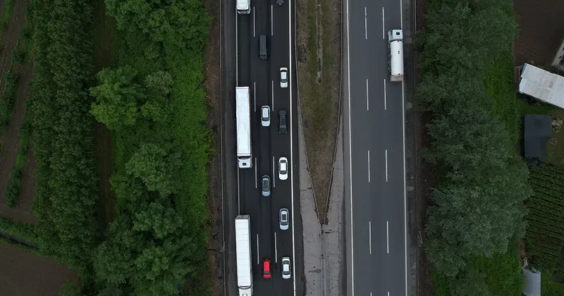 Yollarda bayram trafiği! İstanbul da göç başladı, bazı noktalar kilitlendi
