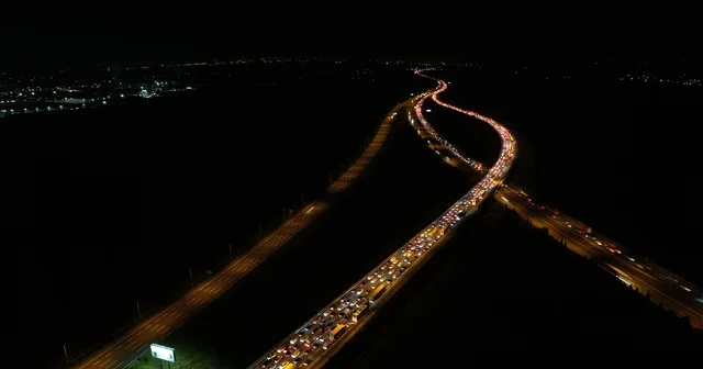 Bayram göçü başladı: Otoyolların kesişim noktasında trafik durdu Kilometrelerce araç kuyruğu böyle görüntülendi Sakarya Haberleri