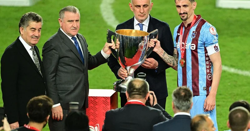 Trabzonspor a şampiyonluk kupasını İbrahim Hacıosmanoğlu verdi