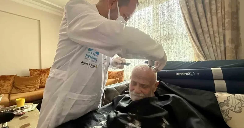 Pendik’te yatağa bağımlı hastalara berber hizmeti devam ediyor