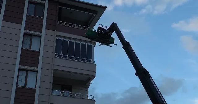 250 kilogramlık vatandaşın cenazesi 4 üncü kattan forkliftle indirildi VİDEO İZLE