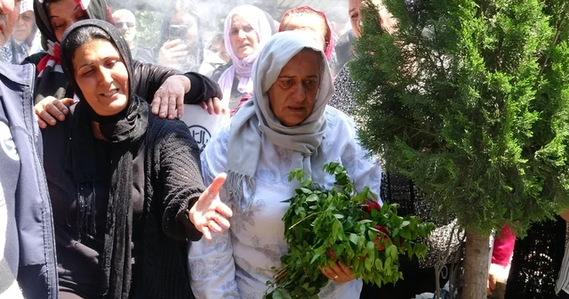 Sel afetinde evladını kaybeden annenin, Beni dinlemedin oğlum, sana gitme dedim sözleri yürekleri dağladı Hatay da sele kapılıp kaybolduktan sonra cansız bedeni bulunan 19 yaşındaki genç son yolculuğuna uğurlandı Hatay Haberleri