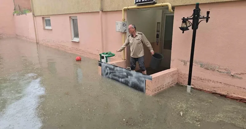 Karabük’te sağanak yağış hayatı felç etti