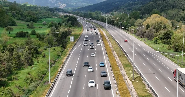Bolu geçişinde bayram tatilinin ilk günü trafik yoğunluğu Otoyoldaki akıcı yoğunluk dron ile havadan görüntülendi Bolu Haberleri