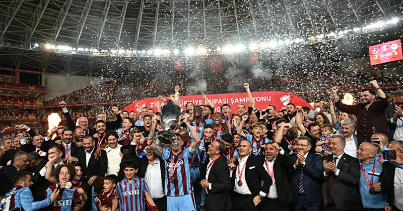 Şampiyon Trabzonspor kupasını aldı!