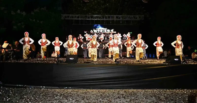 Konyaaltı İlkokulu’ndan renkli halk oyunları şenliği