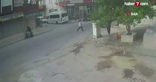 Yakınlarına el sallarken karşıya geçmeye çalışan yayaya araba çarptı
