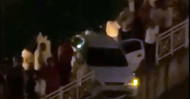 Adana da otomobil, sulama kanalının korkuluklarında asılı kaldı Adana Haberleri