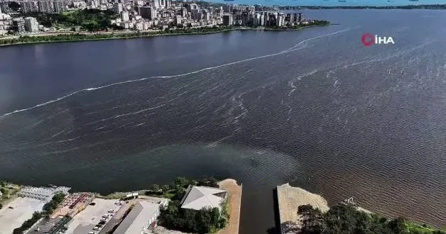 Lağım suları Küçükçekmece Gölü nü yuttu: Kahverengiye döndü