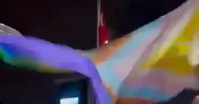 CHP’liler genel merkez önünde eşcinsel sapkınların bayrağını açtı VİDEO İZLE