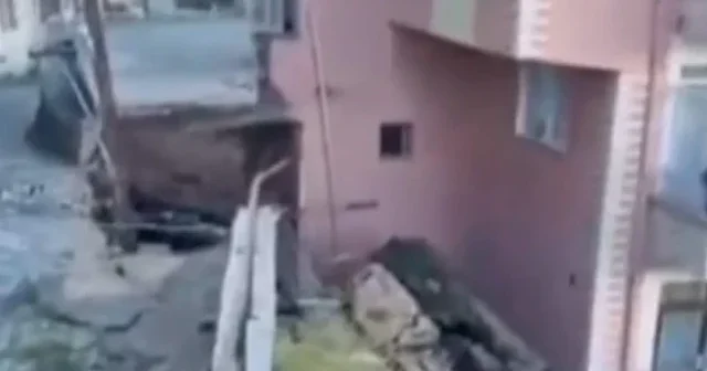 Tokat ta istinat duvarı çöktü: 3 katlı bina tahliye edildi VİDEO İZLE