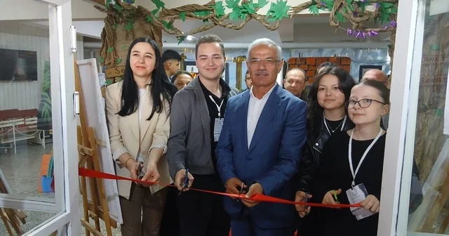 Merzifon da lise öğrencilerinin hazırladığı resim sergisi açıldı Amasya Haberleri