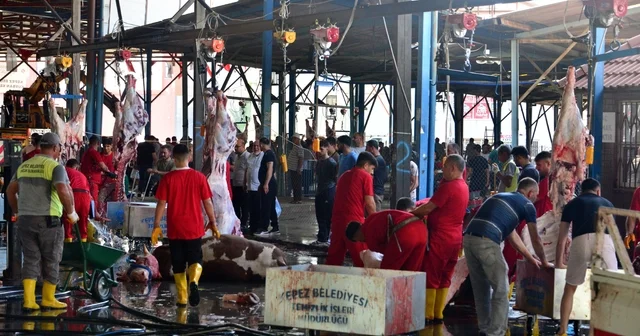 Sokakta kurban kesip, atıklarını gömenlere 29 bin 529 lira ceza Antalya Haberleri