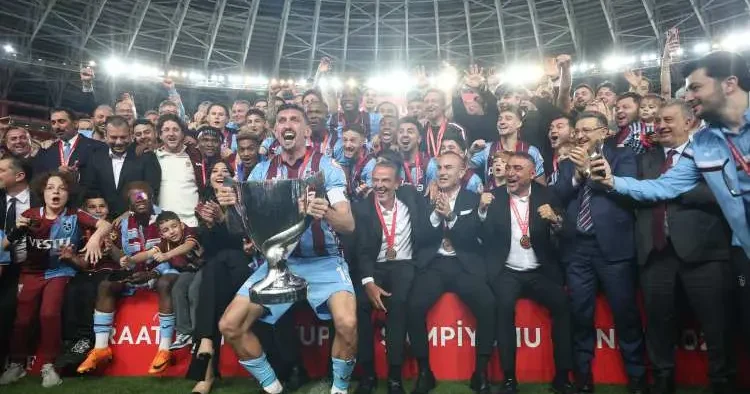 Kaptanın ellerinde yükseldi! Trabzonspor, kupasına kavuştu