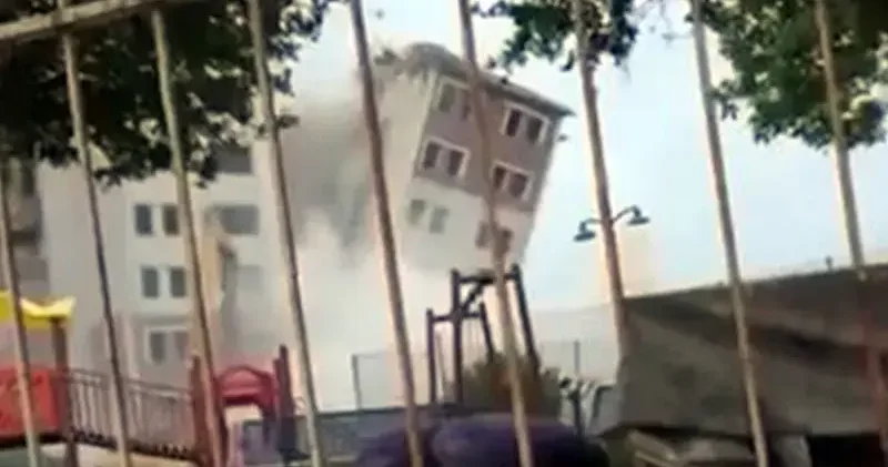 Avcılar da yıkım sırasında sarsıntı ve toz bulutu oluştu; mahalleli deprem sandı