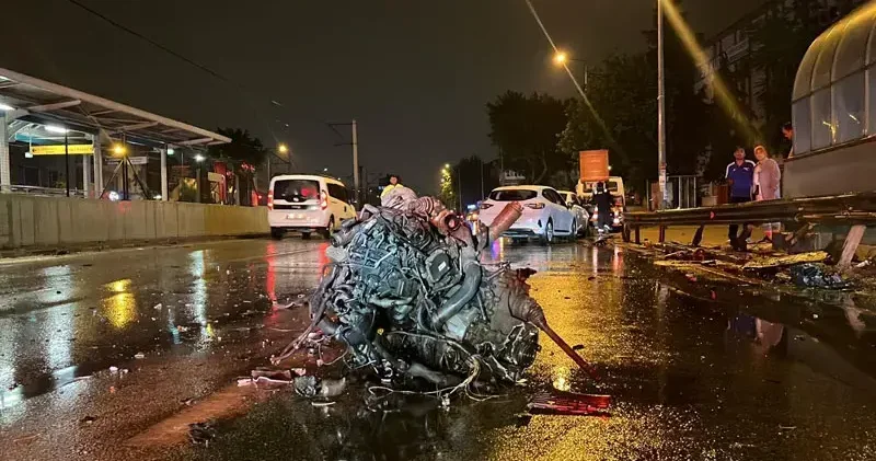 Refüje ve bariyerlere çarpan otomobilin motoru koptu: 1 i ağır 2 yaralı