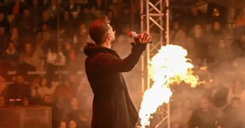 Konserde yüzü yandı! Tan Taşçı alevler arasında kaldı