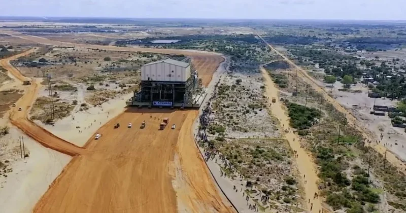 Eyfel Kulesi kadar ağır binayı el ele verip 23 kilometre sürüklediler Sözcü Gazetesi