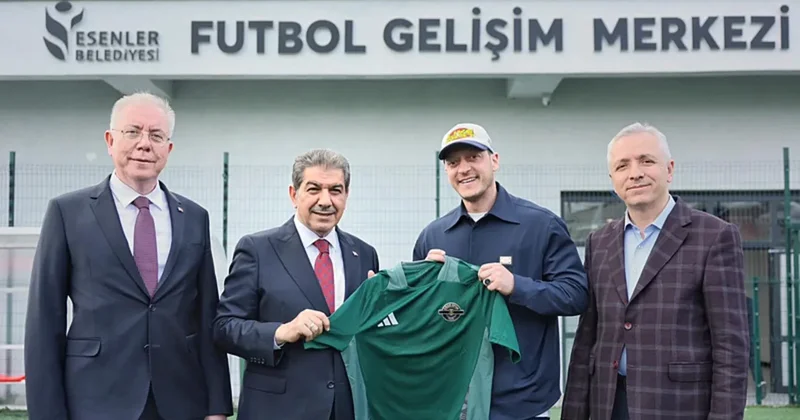 Mesut Özil ‘Esenler Futbol Gelişim Merkezi’ni ziyaret etti
