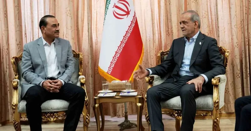 Pakistan Genelkurmay Başkanı Munir, İran Cumhurbaşkanı Pezeşkiyan ile görüştü