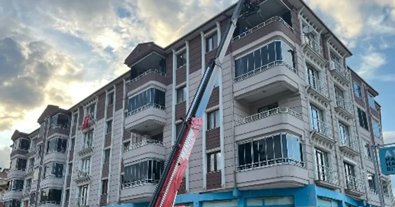 Yer: Çorum! Cenaze, 4 ücü kattan teleskopik forkliftle indirildi