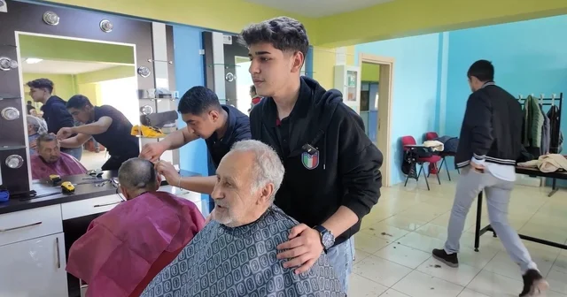 Öğrenciler yaşlıların bayram tıraşını yaptı Erzincan Haberleri