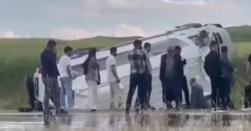 SON DAKİKA Diyarbakır da feci kaza: Minibüs şarampole devrildi! Yaralılar var...