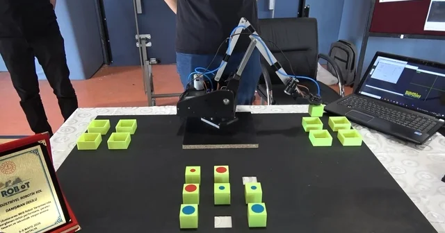 Samsun da meslek lisesi öğrencilerinin geliştirdiği robot kol Türkiye birincisi oldu Samsun Haberleri