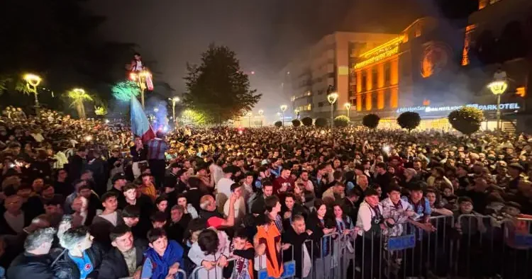 Trabzon haklı sokaklara döküldü! Şehir bayram yerine döndü