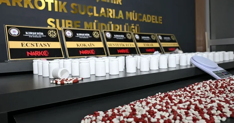 Otomobilde yapılan aramada bulundu: 4 bin 973 uyuşturucu hapla yakalanan 2 zanlı tutuklandı Gündem Haberleri