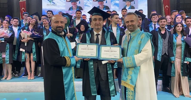 RTEÜ de mezuniyet coşkusu; 54 yaşında iki ana dalda birinci oldu Rize Haberleri Habertürk Yerel Haberler