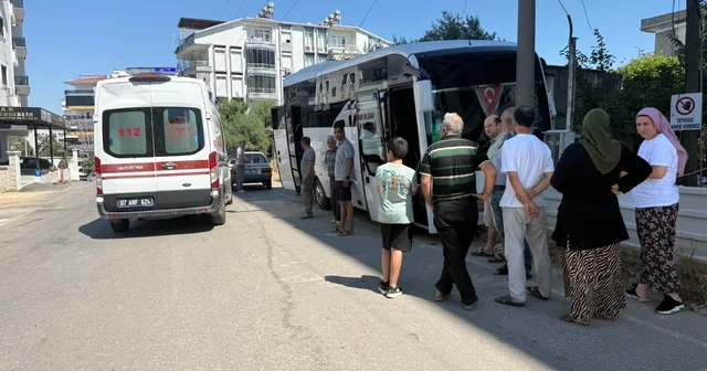 Direksiyon başında rahatsızlanan servis şoförünün kullandığı midibüs direğe çarptı Antalya Haberleri Habertürk Yerel Haberler
