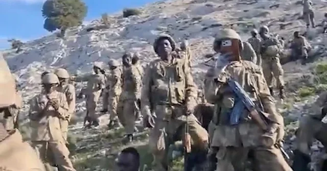 Türkiye de komando eğitimi alan Nijerli askerler Sivritepe yi aştı VİDEO İZLE