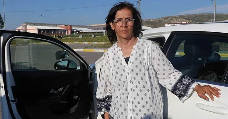 Onu azmettiren sebep duyanları duygulandırdı 56 yaşında ehliyet aldı, dans ederek kutladı