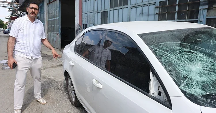 Mahalleye korku saldılar! Kamera kaydını izleyince şok oldu: Otomobili parçalayıp 100 bin liralık zarar verdiler
