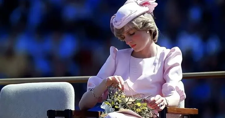 Taç peşinde değil hayallerinin peşinden koşmuş! Lady Diana nın 17 yaşında yazdığı mektup ortaya çıktı