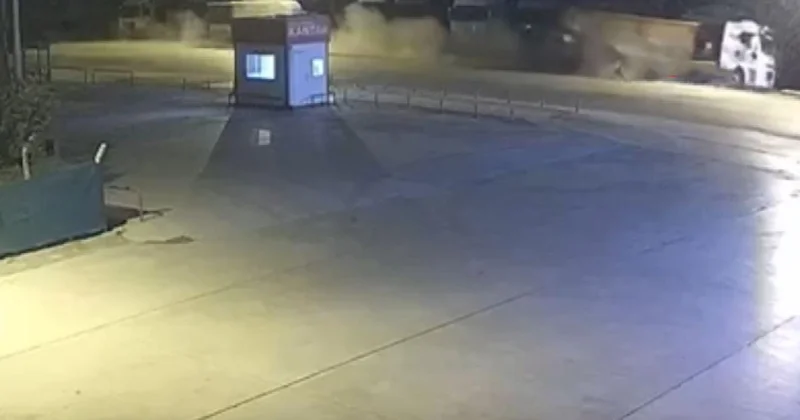 Kamyona çarpan otomobil hurdaya döndü: O anlar kamerada